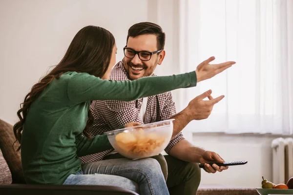 Pareja Relaja Casa Están Viendo Televisión — Foto de Stock