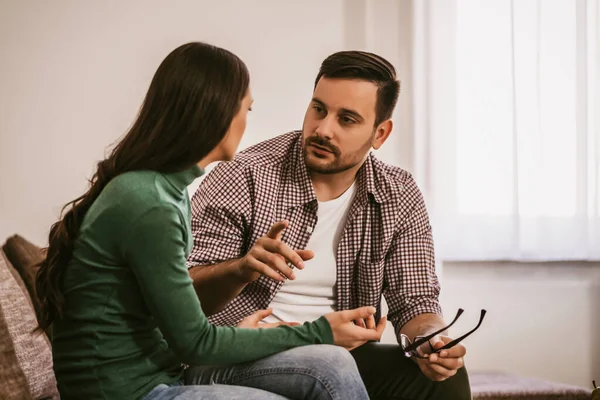 Hombre Mujer Están Sentados Sofá Casa Hablando — Foto de Stock