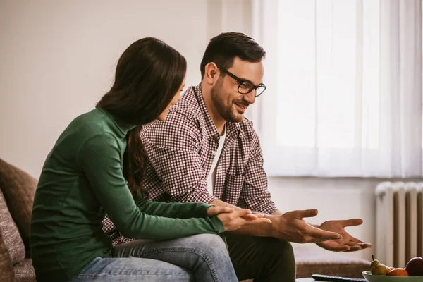 Glückliches Paar Entspannt Sich Und Redet Hause — Stockfoto