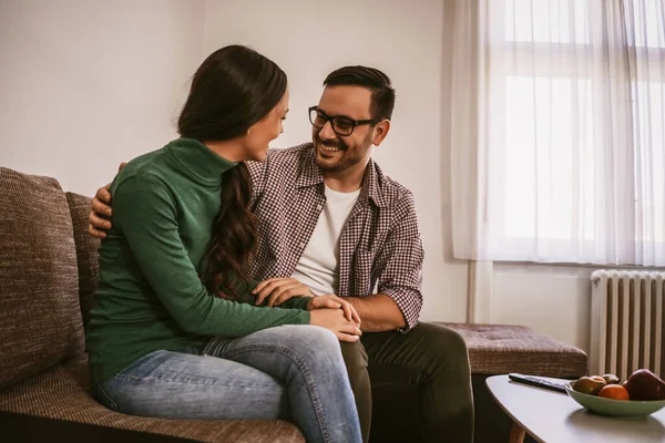 Pareja Feliz Relajarse Hablar Casa — Foto de Stock