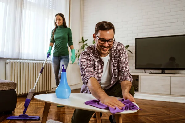 Joven Feliz Pareja Está Limpiando Apartamento — Foto de Stock