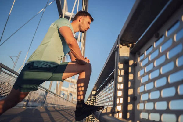 Jeune Homme Fait Exercice Plein Air Sur Pont Dans Ville — Photo