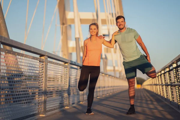 Jovem Casal Está Exercitando Livre Ponte Cidade — Fotografia de Stock