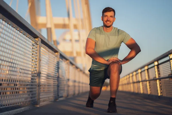 Jovem Está Exercitando Livre Ponte Cidade — Fotografia de Stock