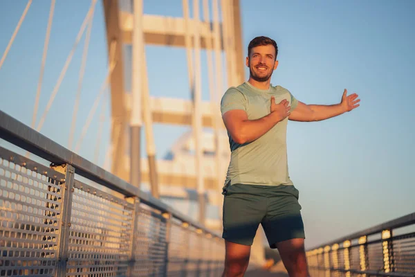 Jeune Homme Fait Exercice Plein Air Sur Pont Dans Ville — Photo