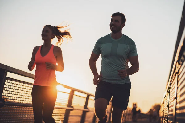 Jeune Couple Fait Jogging Dans Ville Coucher Soleil — Photo