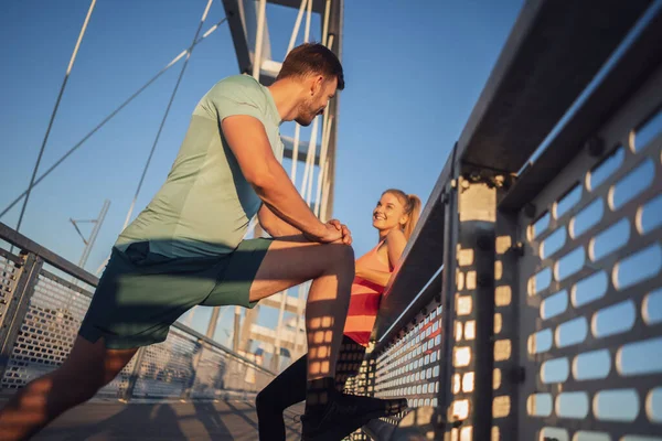 Pareja Joven Está Haciendo Ejercicio Aire Libre Puente Ciudad —  Fotos de Stock