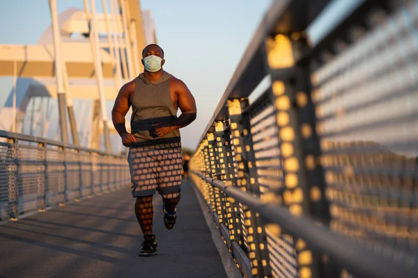 Giovane Afro Americano Sta Facendo Jogging Con Una Maschera Protettiva — Foto Stock