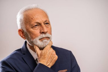 Düşünceli ve otoriter kıdemli iş adamının portresi.