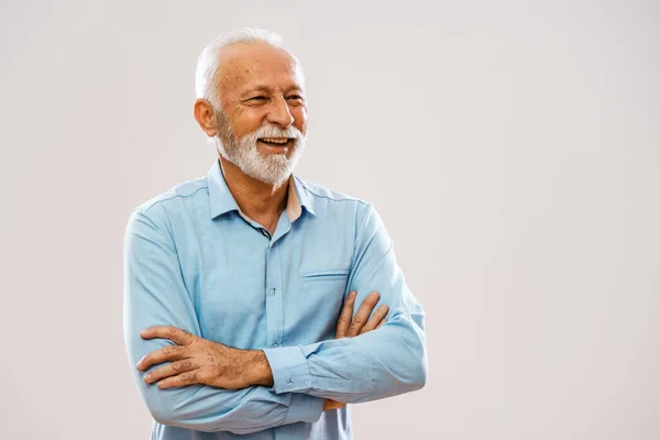 Egy Vidám Idős Ember Portréja Aki Félrenéz Mosolyog — Stock Fotó