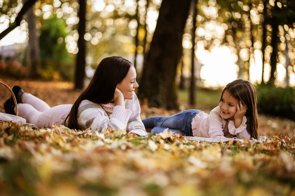 Mor Och Dotter Njuter Hösten Parken — Stockfoto