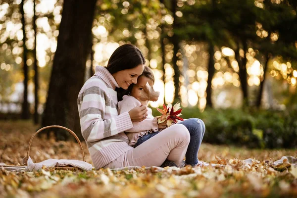 Mutter Und Tochter Genießen Herbst Park — Stockfoto