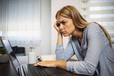 Genç modern kadın evden çalışıyor. Bütün gün bilgisayar kullanmaktan yoruldu..