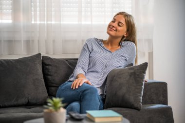 Genç bayan evde dinleniyor..