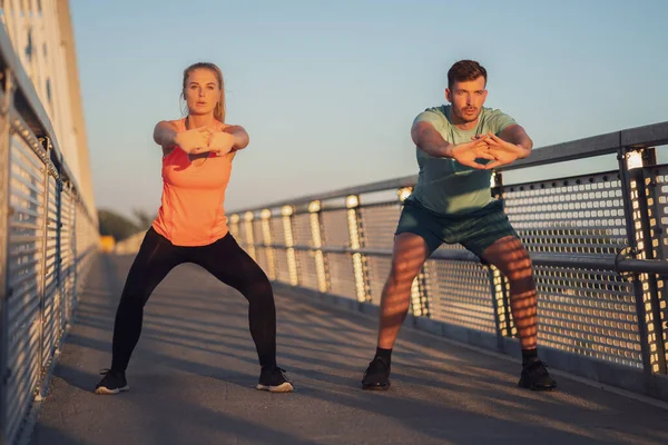 Genç Çift Şehirde Köprüde Dışarıda Egzersiz Yapıyor — Stok fotoğraf