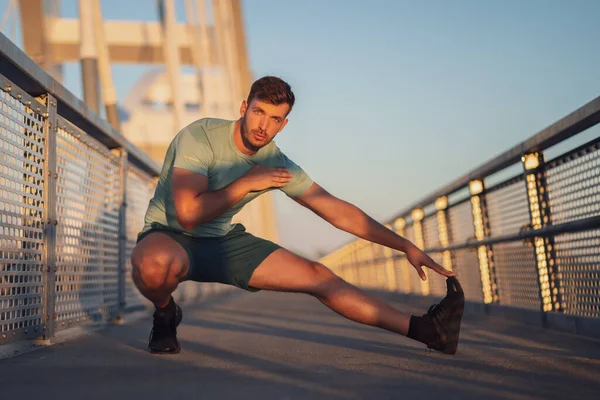 Jeune Homme Fait Exercice Plein Air Sur Pont Dans Ville — Photo