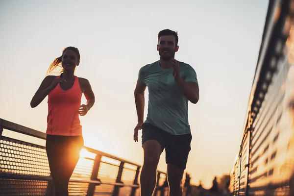 Jeune Couple Fait Jogging Dans Ville Coucher Soleil — Photo