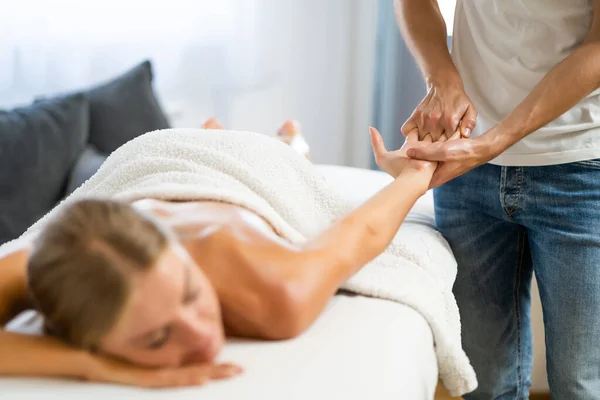 Massaggiatore Professionista Che Massaggi Terapeutici Donna Che Gode Massaggio Nella — Foto Stock