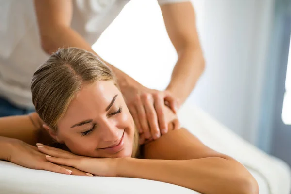 Massaggiatore Professionista Che Massaggi Terapeutici Donna Che Gode Massaggio Nella — Foto Stock