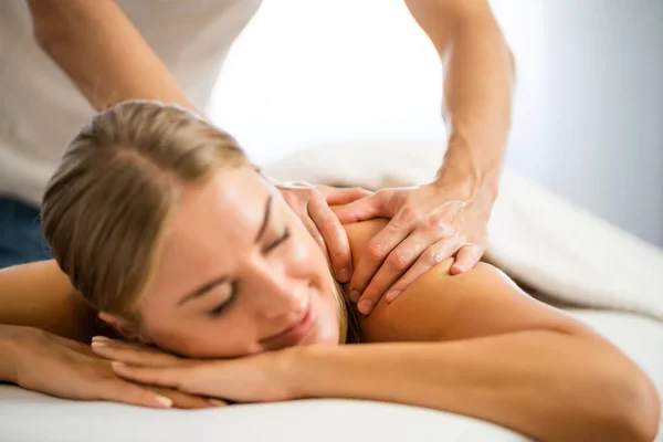 Professional Masseur Doing Therapeutic Massage Woman Enjoying Massage Her Home — Stock Photo, Image