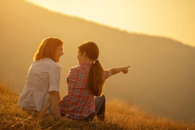 Mutlu büyükanne ve torun Doğanın ve günbatımının tadını çıkarıyor.