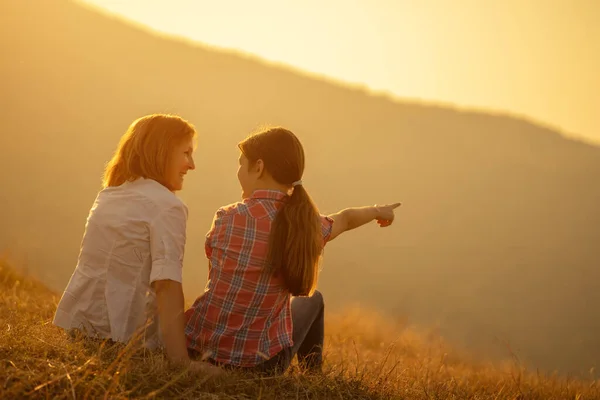 Feliz Abuela Nieta Disfrutando Naturaleza Puesta Sol — Foto de Stock