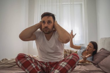 Çift yatak odasında tartışıyor.. 