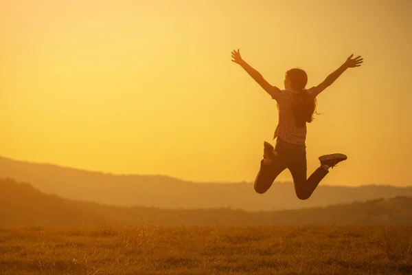Feliz Adolescente Saltando Naturaleza Atardecer — Foto de Stock