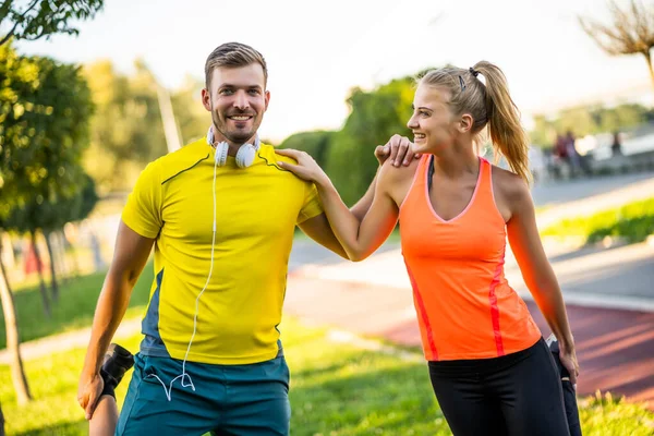 Unga Par Tränar Utomhus Och Stretching Och Uppvärmning Upp För — Stockfoto