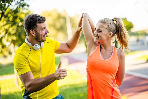 Pareja Joven Está Haciendo Ejercicio Aire Libre Están Estirándose Calentándose —  Fotos de Stock