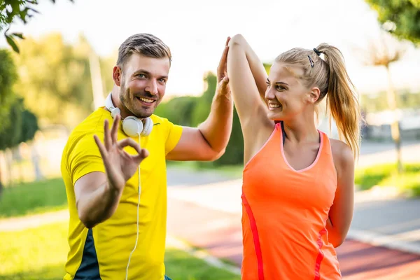 Unga Par Tränar Utomhus Och Stretching Och Uppvärmning Upp För — Stockfoto