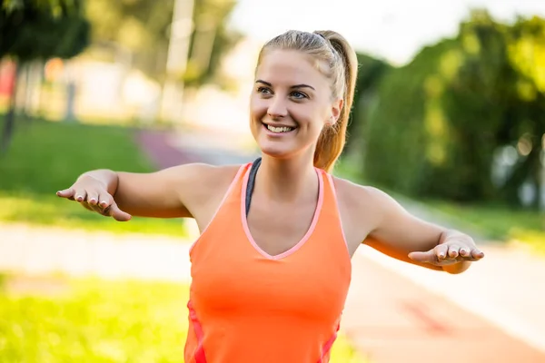 Junge Frau Trainiert Freien Sie Dehnt Ihren Körper Und Wärmt — Stockfoto