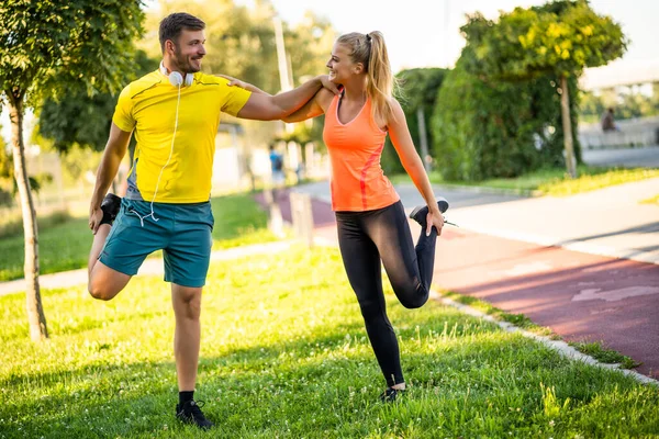 Pareja Joven Está Haciendo Ejercicio Aire Libre Están Estirándose Calentándose —  Fotos de Stock