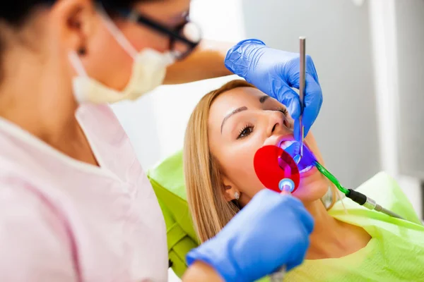 Young Woman Dentist Dentist Repairing Her Teeth — Stock Photo, Image