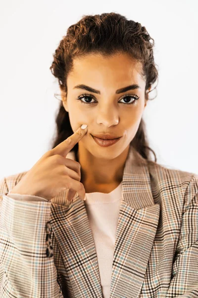 Ritratto Bella Donna Afro Americana Che Guarda Macchina Fotografica Pensa — Foto Stock