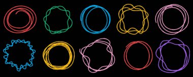 Renkli el çizimi daire çerçevelerinin vektör koleksiyonu. Geometrik Fırça Darbesi yuvarlak tasarım çerçeveleri. Soyut grafiti grafik elementleri