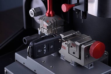 Anahtar lı anahtar kopyalama makinesinin yakın görünümü. Yinelenen makine yeni anahtar yapmak. Çilingir teması. Kesmek için boş anahtarlar. Siyah modern araba kapı açacağı. 