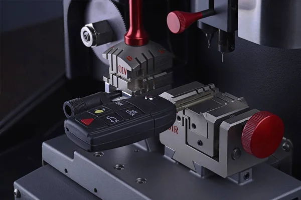 Anahtar lı anahtar kopyalama makinesinin yakın görünümü. Yinelenen makine yeni anahtar yapmak. Çilingir teması. Kesmek için boş anahtarlar. Siyah modern araba kapı açacağı. 