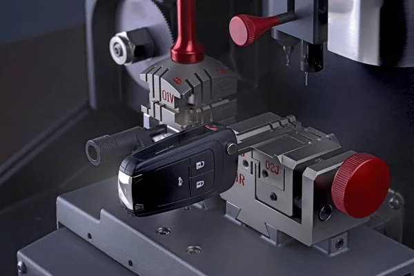 Anahtar lı anahtar kopyalama makinesinin yakın görünümü. Yinelenen makine yeni anahtar yapmak. Çilingir teması. Kesmek için boş anahtarlar. Siyah modern araba kapı açacağı. 