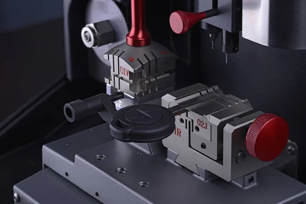 Anahtar lı anahtar kopyalama makinesinin yakın görünümü. Yinelenen makine yeni anahtar yapmak. Çilingir teması. Kesmek için boş anahtarlar. Siyah modern araba kapı açacağı. 