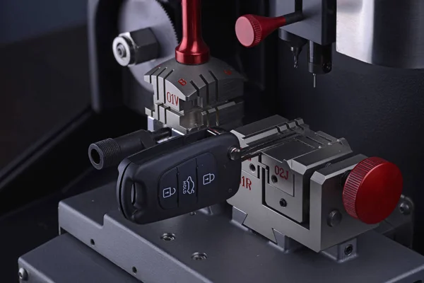 Anahtar lı anahtar kopyalama makinesinin yakın görünümü. Yinelenen makine yeni anahtar yapmak. Çilingir teması. Kesmek için boş anahtarlar. Siyah modern araba kapı açacağı. 