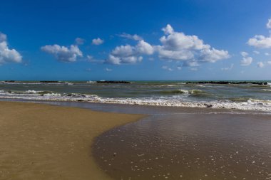 Denizde sarsılmış plaj