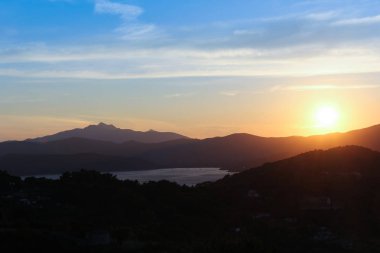 Tepelerde gün batımı 