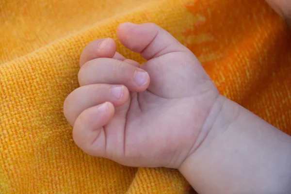 Hand eines Neugeborenen — Stockfoto