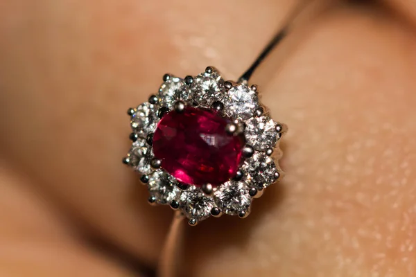 Кольцо с рубином и бриллиантами 2 — стоковое фото