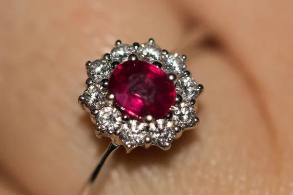 Bague avec rubis et diamants — Photo