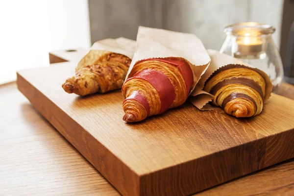 Kahvaltıda reçelli taze kruvasan.