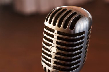 Sahnede Retro mikrofon