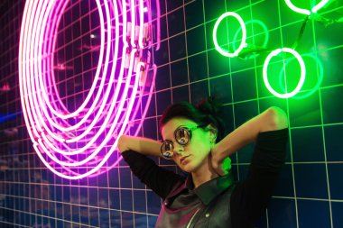 Kız ve neon ışıklarının sinematik gece portresi