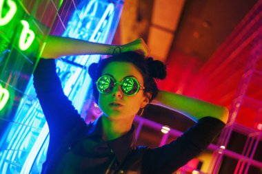 Kız ve neon ışıklarının sinematik gece portresi